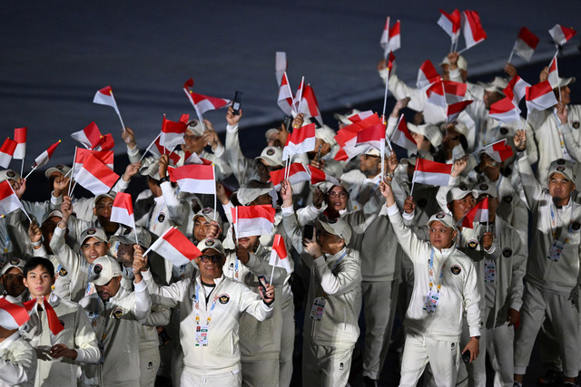 Atlet dan ofisial kontingen Indonesia mengikuti defile dalam pembukaan SEA Games 2025 di Stadion Rajamangala, Bangkok, Thailand, Selasa (9/12/2025). Foto: Nova Wahyudi/ANTARA FOTO