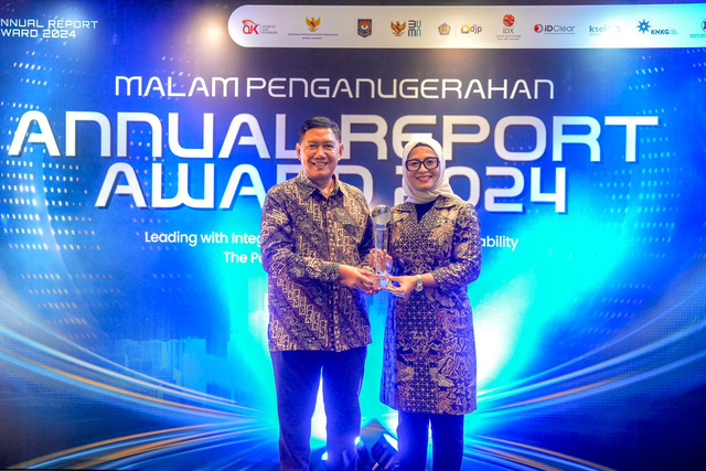 Komisaris Utama Bank Mandiri, Kuswiyoto (kiri) dan Direktur Human Capital and Compliance Bank Mandiri, Eka Fitria (kanan) menerima Juara 1 Kategori BUMN Go Publik Keuangan pada ajang Annual Report Award (ARA) 2024 di Gedung Bursa Efek Indonesia, Jakarta, Senin (8/12). Foto: Dok. Bank Mandiri