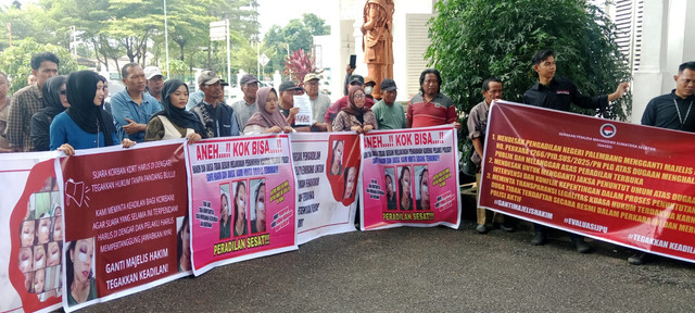 Puluhan massa aksi dari GAASS lakukan demonstrasi di depan Kantor PN Palembang pada Rabu, 10 Desember 2025/ist. 
