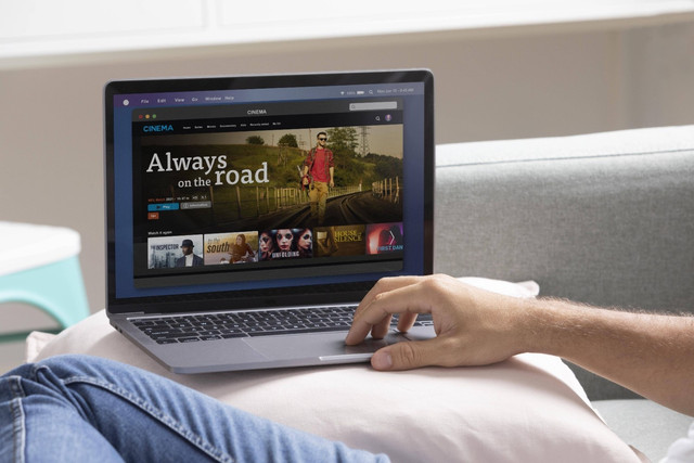 Seseorang sedang memilih tontonan film. (Sumber foto: freepik.com)