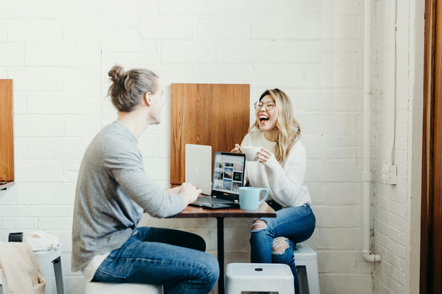 Ilustrasi berbagi kata penyemangat dengan humor ringan. Foto: Unsplash