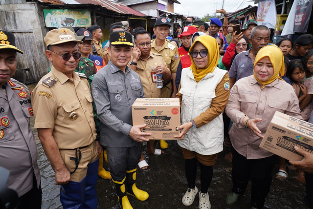 Gubernur Kalbar menyerahkan bantuan secara simbolis untuk warga terdampak banjir di Pontianak. Foto: Dok. Istimewa