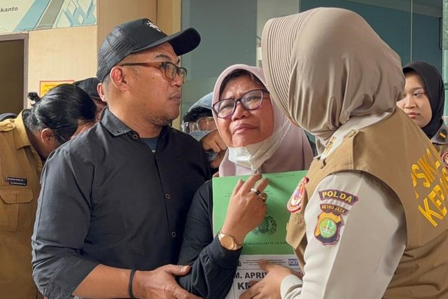 Tangis keluarga Mochamad Apriyana, korban kebakaran gedungTerra Drone di RS Polri, Kramat Jati, Jakarta Timur, Rabu (10/12/2025). Foto: Abid Raihan/kumparan