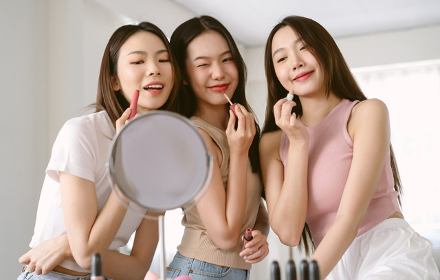Ilustrasi perempuan memakai lipstik. Foto: zEdward_Indy/Shutterstock