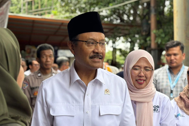 Mensos Saifullah Yusuf (Gus Ipul) ketika meninjau penyaluran BLTS di Kantor Pos Jatinegara, Jakarta Timur, Rabu (10/12/2025). Foto: Amira Nada/kumparan