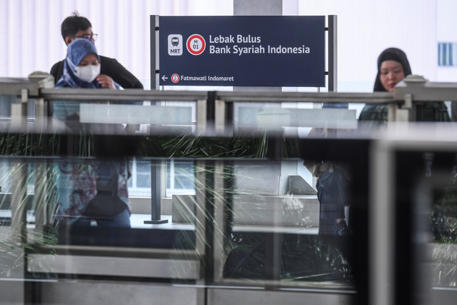 Papan penamaan Stasiun MRT Lebak Bulus Bank Syariah Indonesia terpasang di peron stasiun di Jakarta, Rabu (10/12/2025). Foto: Hafidz Mubarak A/ANTARA FOTO