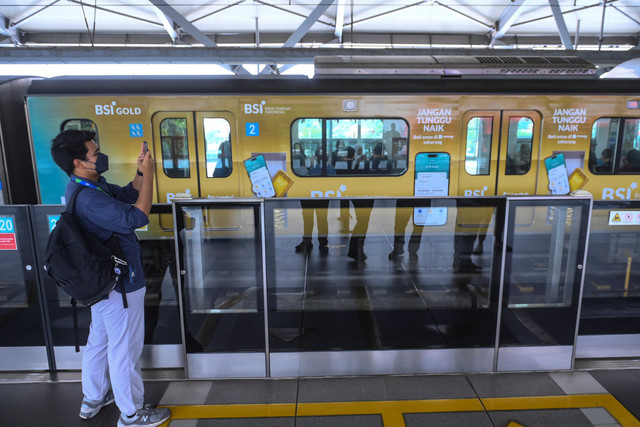 Pekerja memotret kereta yang berhenti di Stasiun MRT Lebak Bulus Bank Syariah Indonesia, Jakarta, Rabu (10/12/2025). Foto: Hafidz Mubarak A/ANTARA FOTO