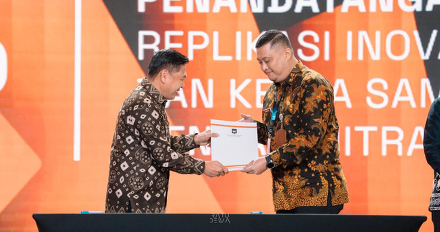 Kepala Dinas Kominfo Palembang, Adi Zahri, saat menyerahkan surat permohonan kerja sama dengan Pemprov DKI Jakarta. (iat)