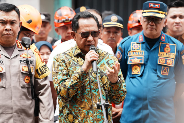 Mendagri Tito Karnavian saat meninjau lokasi kebakaran gedung Terra Drone, Kemayoran, Jakarta Pusat, Rabu (10/12/2025). Foto: Kemendagri RI