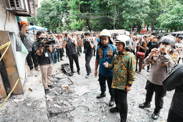 Mendagri Tito Karnavian saat meninjau lokasi kebakaran gedung Terra Drone, Kemayoran, Jakarta Pusat, Rabu (10/12/2025). Foto: Kemendagri RI