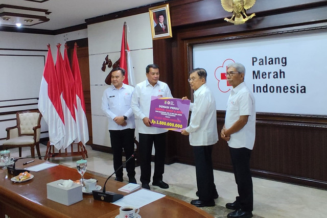 Ketua Umum PMI Jusuf Kalla menerima bantuan untuk warga terdampak bencana di Sumatera dari Pemkab Tangerang, Rabu (10/12/2025). Foto: Rachmadi Rasyad/kumparan