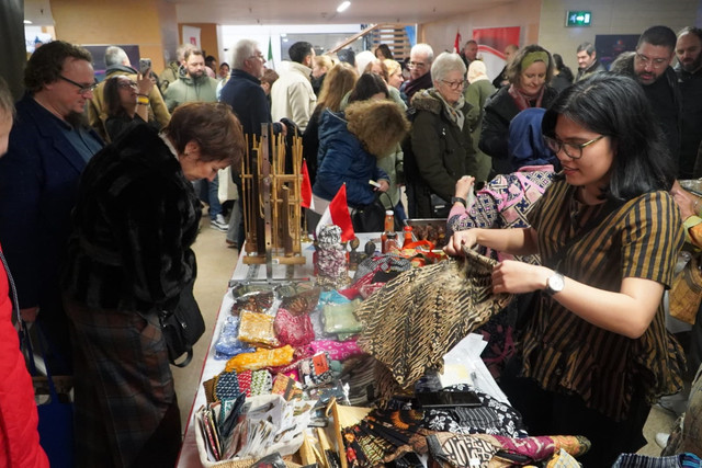Promosi kerajinan dan kuliner Indonesia pada IWA Charity Bazaar di Bucharest, Rumania (7/12/2025). Foto: KBRI Bucharest