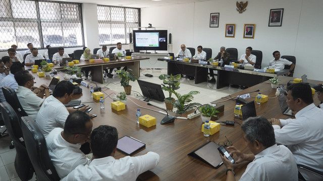 Wamensos Agus Jabo menghadiri Rakor Gugus Tugas Pengendalian Operasional Sekolah Rakyat di Kantor Sentra Terpadu Inten Suweno, Cibinong, Bogor, Jawa Barat, Rabu (10/12/2025). Foto: Dok. Kemensos