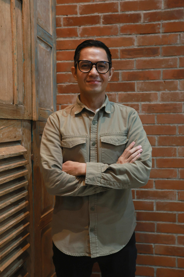 Artis sinetron Dude Harlino saat memberi keterangan pers di kawasan Tebet, Jakarta, Rabu, (10/12/2025). Foto: Agus Apriyanto