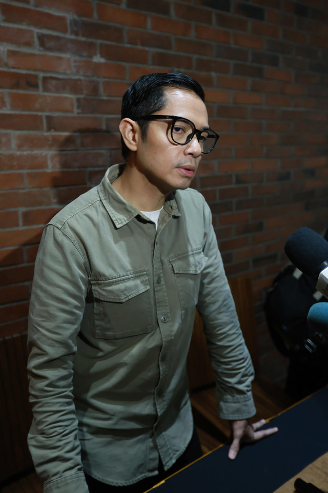 Artis sinetron Dude Harlino saat memberi keterangan pers di kawasan Tebet, Jakarta, Rabu, (10/12/2025). Foto: Agus Apriyanto