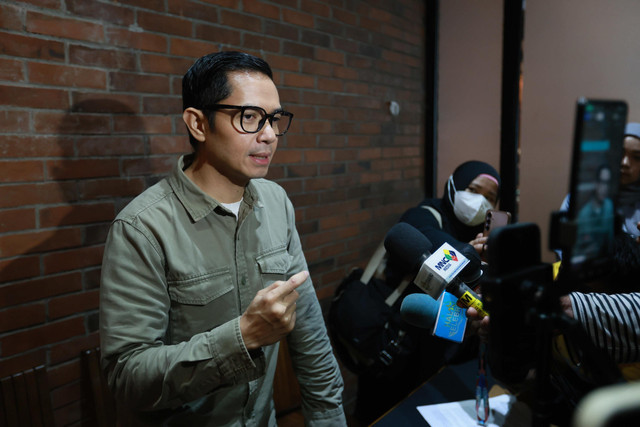 Artis sinetron Dude Harlino saat memberi keterangan pers di kawasan Tebet, Jakarta, Rabu, (10/12/2025). Foto: Agus Apriyanto