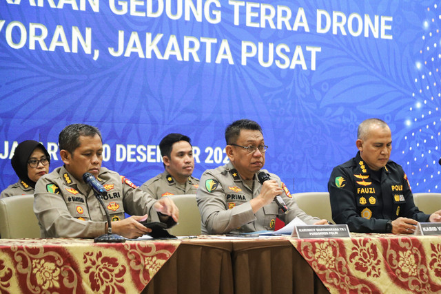 Karumkit RS Polri Brigjen Prima Heru (tengah) hadir kegiatan konfrensi press terkait update upaya identifikasi korban kebakaran gedung Terra Drone di RS Polri, Jakarta, Rabu (10/12/2025). Foto: Iqbal Firdaus/kumparan