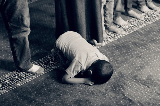 Seorang anak kecil sedang belajar shalat di Masjid. Foto: Pixabay