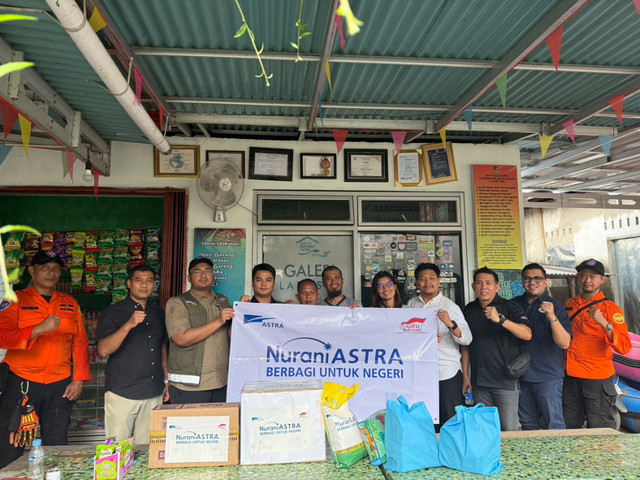 Nurani Astra bersama para relawan menyerahkan bantuan kebutuhan dasar kepada warga di salah satu posko di Sumatera Barat sebagai bagian dari dukungan penanganan bencana di Aceh, Sumatera Utara, dan Sumatera Barat. Foto: dok. Astra