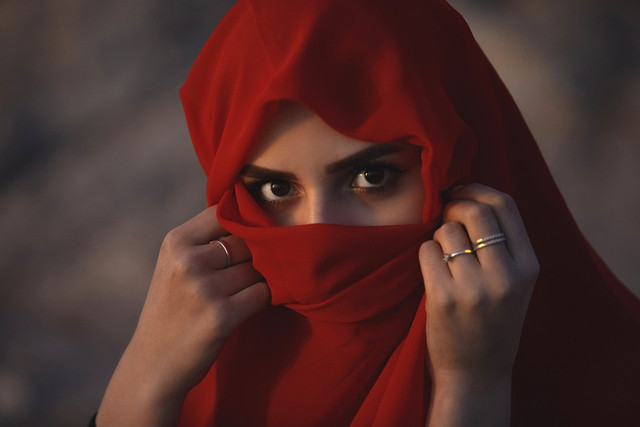 Seorang perempuan timur tengah menggunakan buqra. Foto: Pixabay