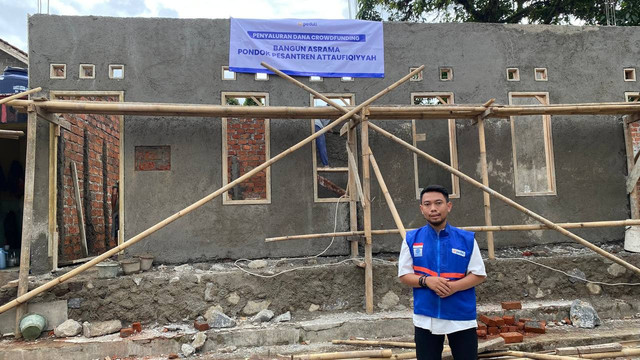 Penyaluran Bantuan Pembangunan Asrama Pondok Pesantren At-Taufiqiyyah Sukabumi (Sumber : DT Peduli)