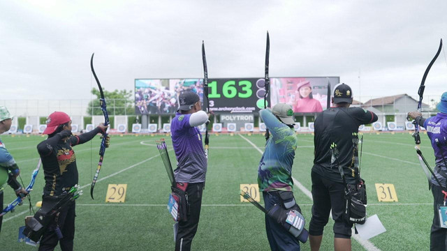 Para atlet bertanding di MilkLife Archery Challenge KEJURNAS Antar Club 2025 di Supersoccer Arena, Kudus, Jawa Tengah. Foto: Dok. kumparan