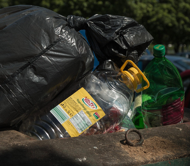 Ilustrasi Sampah Plastik Menumpuk. Foto: wagrati_photo/pixabay