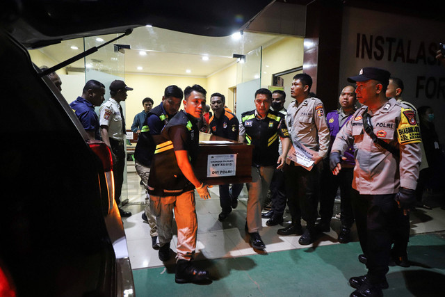 Petugas membawa peti jenazah korban kebakaran gedung Terra Drone seusai berhasil diidentifikasi ke dalam mobil ambulans di RS Polri, Kramat Jati, Jakarta, Rabu (10/12/2025). Foto: Iqbal Firdaus/kumparan