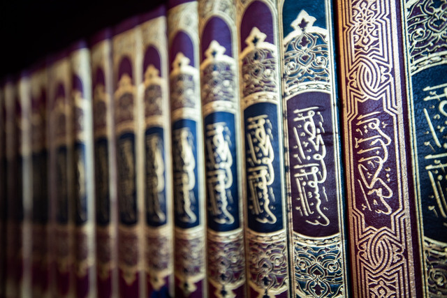 Kitab hadist dan tafsir dalam rak perpustakaan. Foto: Pixabay