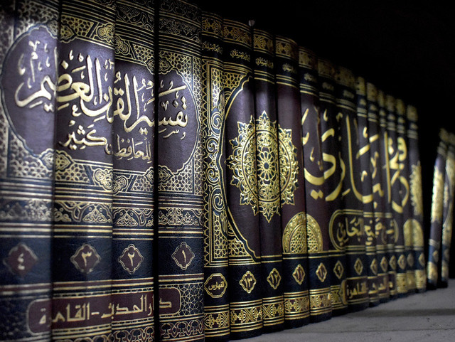 Kitab Tafsir dalam rak perpustakaan. Foto: Pixabay