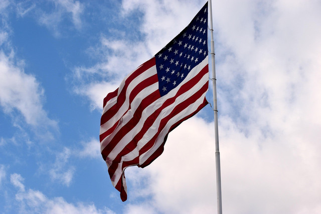 Sumber : https://pixabay.com/id/photos/bendera-amerika-amerika-serikat-2868208/ (Bendera Amerika Serikat, mencerminkan arah geopolitik baru Washington yang kembali memusatkan perhatian pada Amerika Latin).