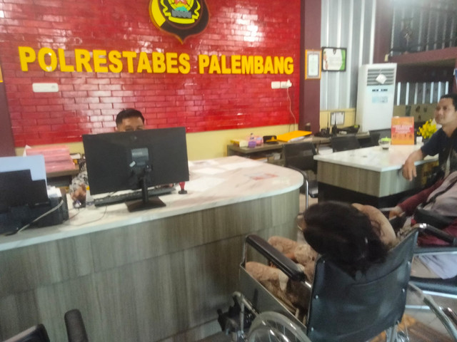 Korban saat melaporkan penganiayaan ke SPKT Polrestabes Palembang. Foto : Istimewa