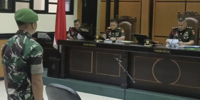 Letda Made Juni saat memasuki ruang sidang di Pengadilan Militer Kupang. Foto: Dok. kumparan