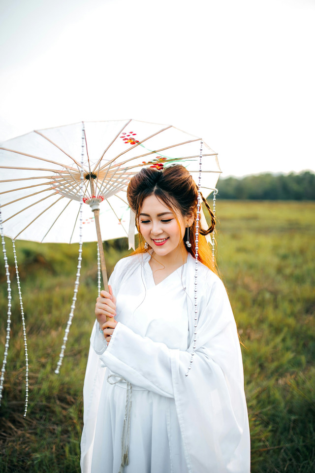 Sumber: https://unsplash.com/photos/woman-wearing-white-kimono-dress-and-holding-white-umbrella-Qc5gLSidgHc