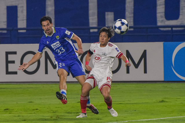 Pemain Persib Bandung Thom Haye menendang bola ke arah gawang Bangkok United pada pertandingan Grup G AFC Champions League (ACL) Two di Stadion Gelora Bandung Lautan Api (GBLA), Bandung, Rabu (10/12/2025). Foto: Novrian Arbi/ANTARA FOTO