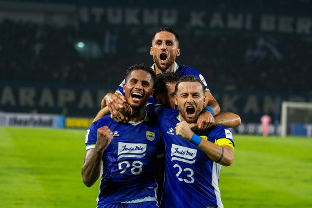 Selebrasi pemain Persib Bandung usai mencetak gol ke gawang Bangkok United pada pertandingan Grup G AFC Champions League (ACL) Two di Stadion Gelora Bandung Lautan Api (GBLA), Bandung, Rabu (10/12/2025). Foto: Novrian Arbi/ANTARA FOTO