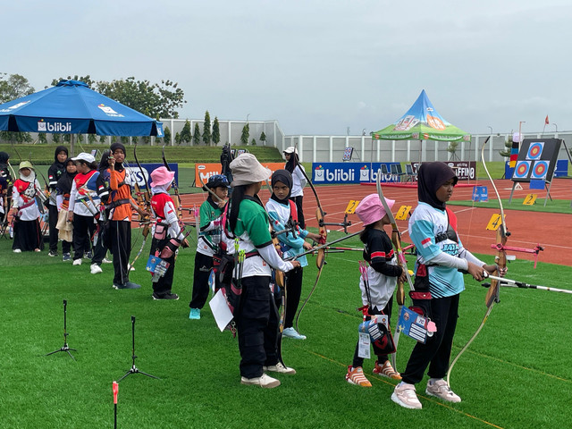 Para atlet U-10 sedang bertanding di MilkLife Archery Challenge KEJURNAS Antar Club 2025 di Supersoccer Arena, Kudus, Kamis (11/12). Foto: Antika Fahira/kumparan