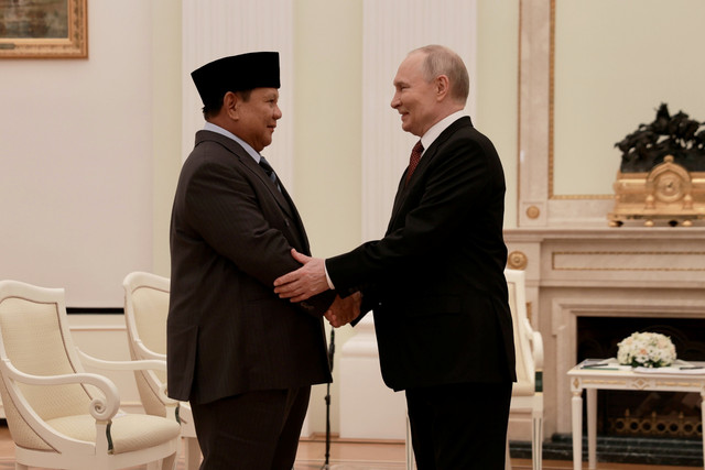 Presiden Prabowo Subianto berjabat tangan dengan Presiden Rusia Vladimir Putin saat melakukan pertemuan di Kremlin di Moskow, Rusia, Rabu (10/12/2025). Foto: Bakom RI