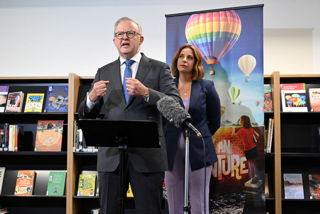Perdana Menteri Australia Anthony Albanese dan Menteri Komunikasi Australia Anika Wells memberikan keterangan pers selama kunjungan ke St John Paul II College di Canberra, Australia, Kamis (11/12/2025). Foto: Lukas Coch/AAP/via REUTERS