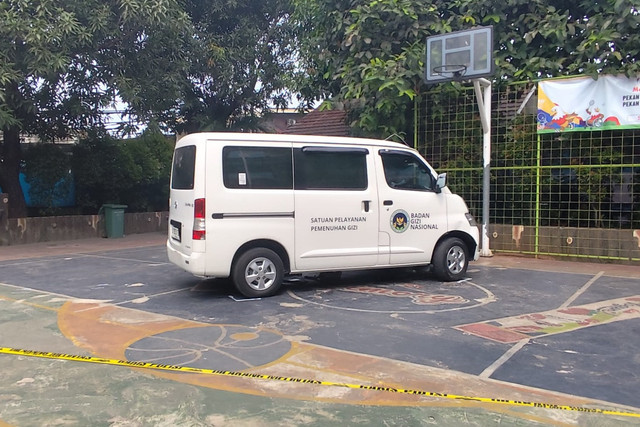 Mobil pengangkut MBG yang menabrak siswa SDN Kalibaru 01 Pagi, Jakarta, Kamis (11/12/2025). Foto: Rachmadi Rasyad/kumparan