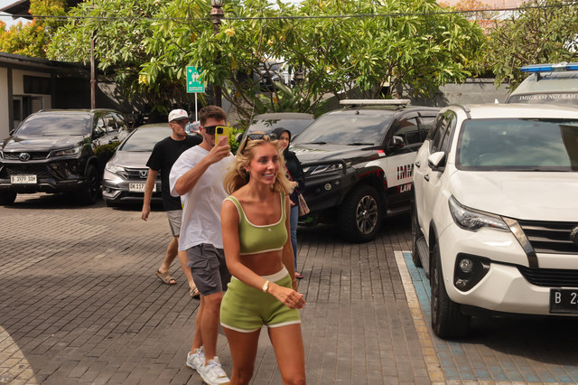 Artis porno Inggris bernama Tia Emma Billinger atau Bonnie Blue saat di Imigrasi Bali, Rabu (10/12)/Dok. Istimewa