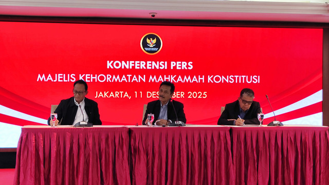 Konpers Majelis Kehormatan Mahkamah Konsitusi (MKMK) terkait pengangkatan Suhartoyo sebagai Ketua MK di Gedung MK, Jakarta, Kamis (11/12/2025). Foto: Jonathan Devin/kumparan