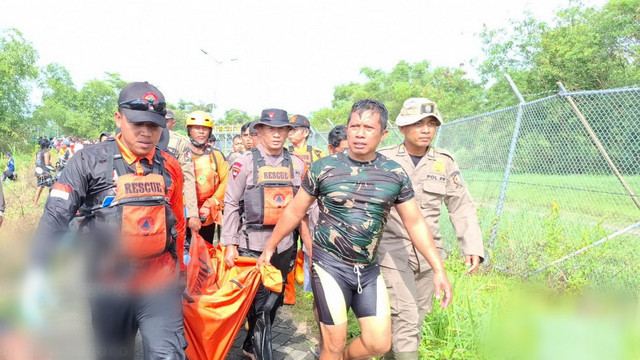 Tim SAR Gabungan saat evakuasi korban tenggelam di Desa Gayam, Kecamatan Gayam, Kabupaten Bojonegoro, Jawa Timur. Kamis (12/12/2025) (Aset: Istimewa)
