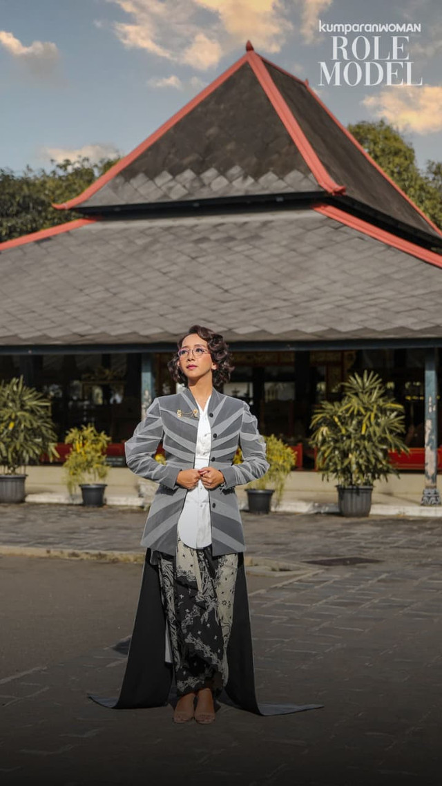 Gusti Kanjeng Ratu Bendara untuk Role Model kumparanWOMAN. Fotografer: Aditia Noviansyah (kumparan); MUA: Tim GKR Bendara; Hairdo: Tim GKR Bendara; Wardrobe: Wilsen Willim, OE; Accessories: Tulola; Lokasi: Keraton Yogyakarta