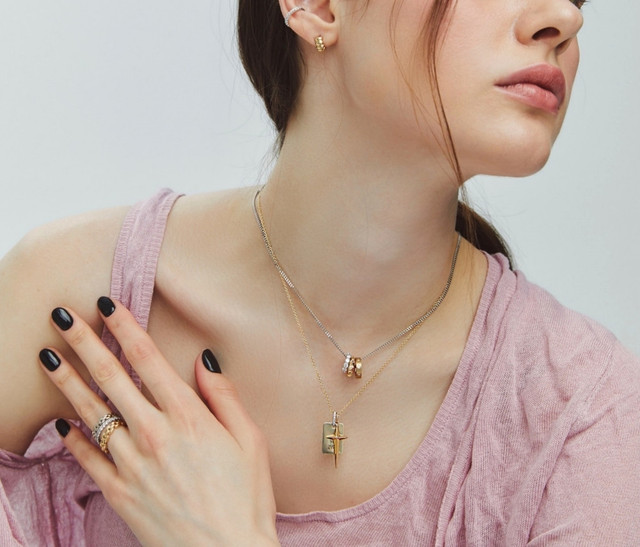 Ilustrasi menggunakan perhiasan. Foto: John Maxy/Shutterstock