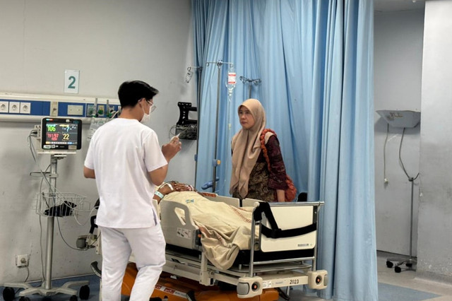 Kondisi siswa dan guru SDN Kalibaru 01 Pagi di IGD RSUD Koja, Jakarta Utara, Kamis (11/12/2025). Foto: Amira Nada/kumparan