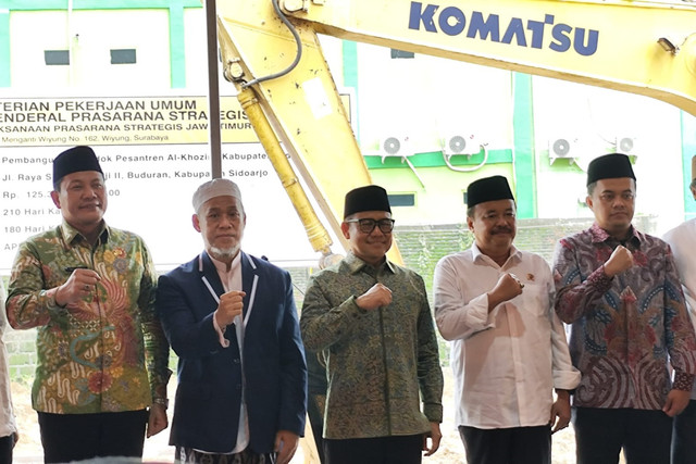 Menko Muhaimin Iskandar atau Cak Imin pada acara groundbreaking rekonstruksi Ponpes Al Khoziny di Kabupaten Sidoarjo, Jatim pada Kamis (11/12/2025). Foto: Luthfi Humam/kumparan