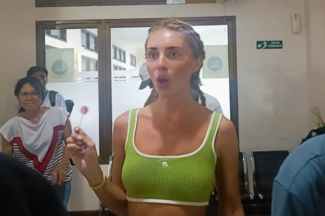 WN Inggris bernama Tia Emma Billinger atau Bonnie Blue saat di Imigrasi Ngurah Rai, Kamis (11/12/2025). Foto: Denita BR Matondang/kumparan