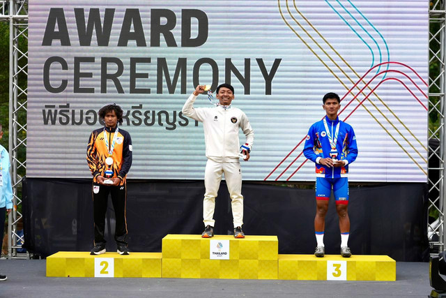 Rendy Varera (tengah) raih medali emas usai bertanding di cabor Mountain Bike (Cross Country Eliminator) SEA Games 2025 id Khao Kheow Open Zoo, Si Racha District, Chonburi, pada 11 Desember. Foto: Dok. Istimewa