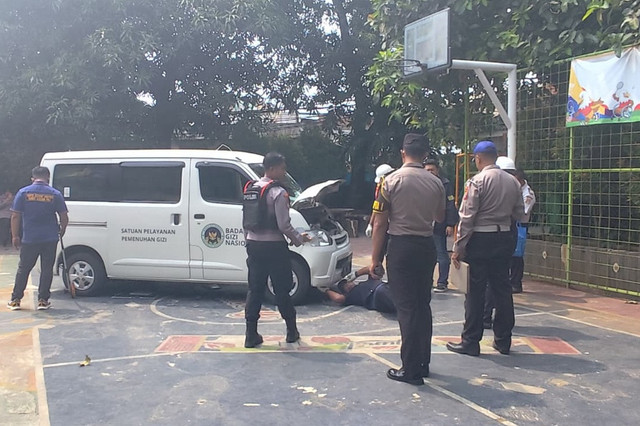  Polisi saat mengecek mobil MBG yang tabrak siswa dan guru di SDN Kalibaru 01 Pagi, Jakarta, Kamis (11/12/2025). Foto: Rachmadi Rasyad/kumparan